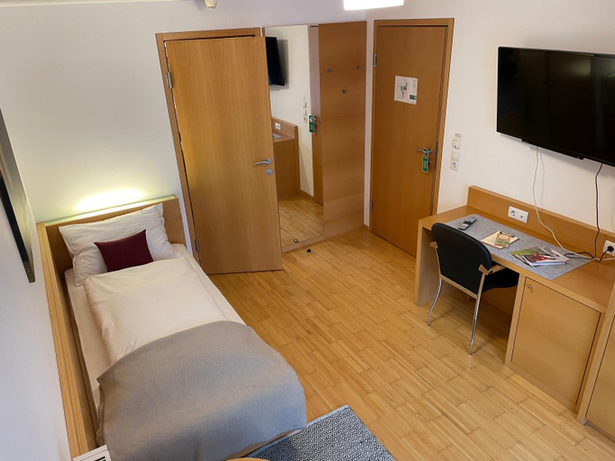 Bedroom 2, Hotel Lowen, Bregenz