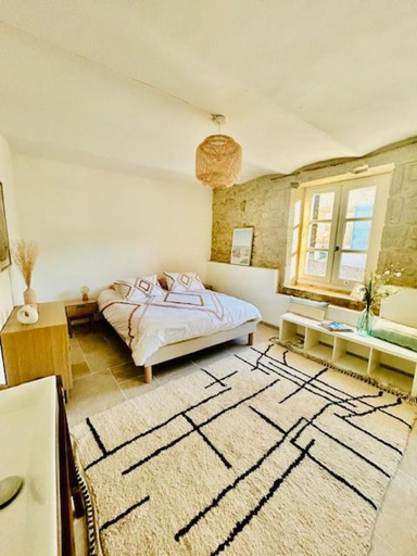 Bedroom 2, Domaine en pierre avec piscine et jacuzzi au Mas Lucia, Gard
