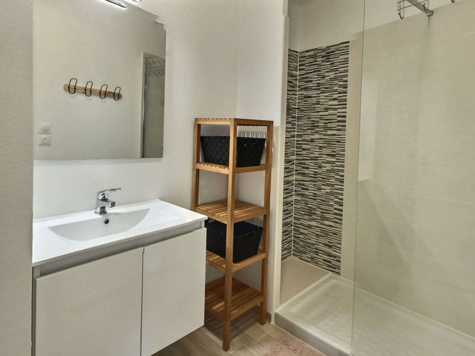 Bathroom 5, Apartment in Valras-plage Near Sandy Beach, Hérault
