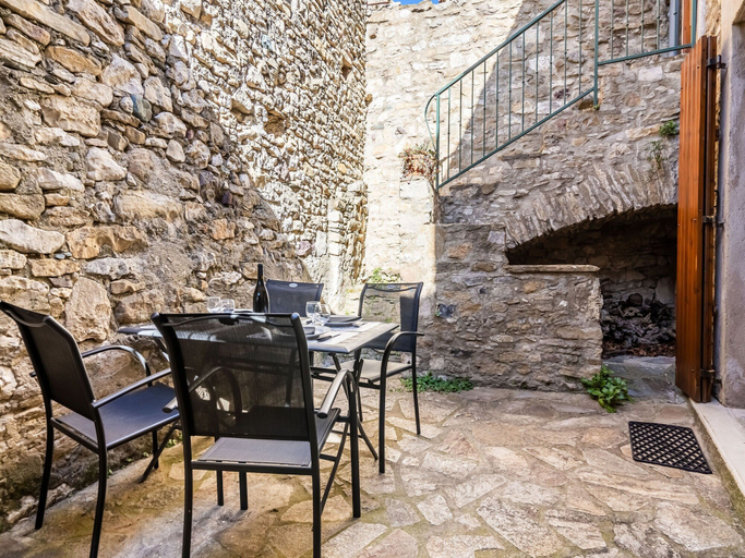 Balcony, Vineyards & Village Stay, Hérault