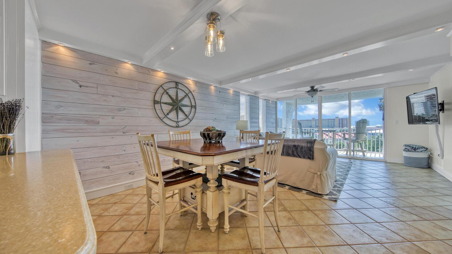 Food & Drinks, Dolphin Point 502b, Okaloosa