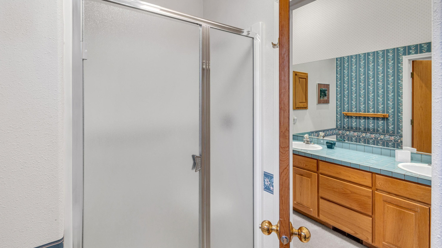 Bathroom 4, Shadow Lane 1, Deschutes