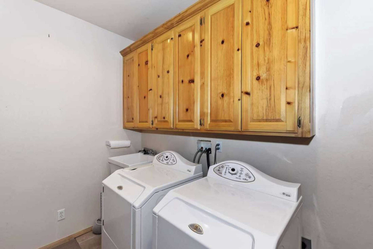 Bedroom 2, Zen Den by Avantstay Entertainers Home in Ideal Big Bear Location w/ Hot Tub, San Bernardino