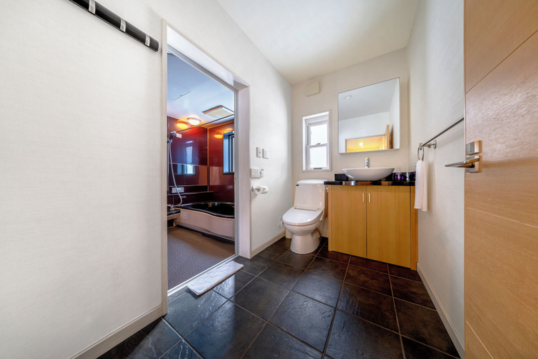 Bathroom 3, Powdersuites, Hakuba