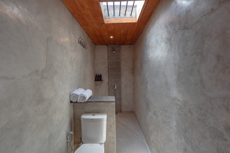 Bathroom 4, The Lavana Magdalas Joglo Villa Canggu, Badung