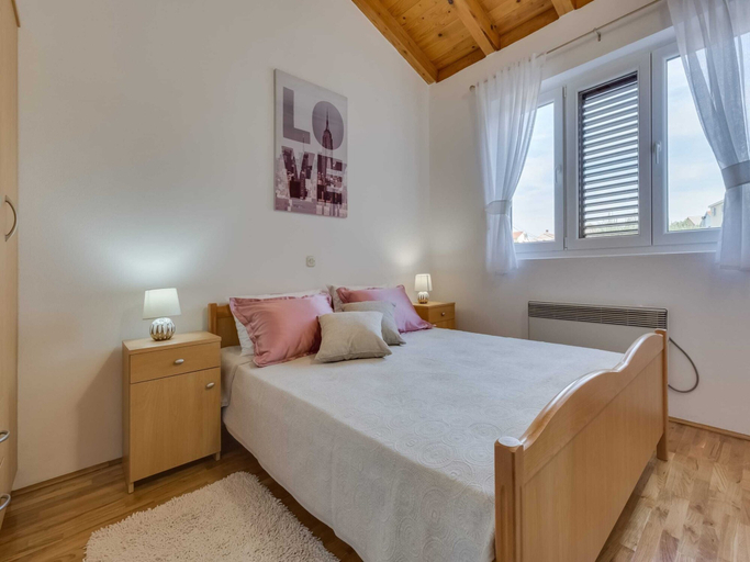 Bedroom 3, Spacious Holiday Home With Swimming Pool, Ražanac