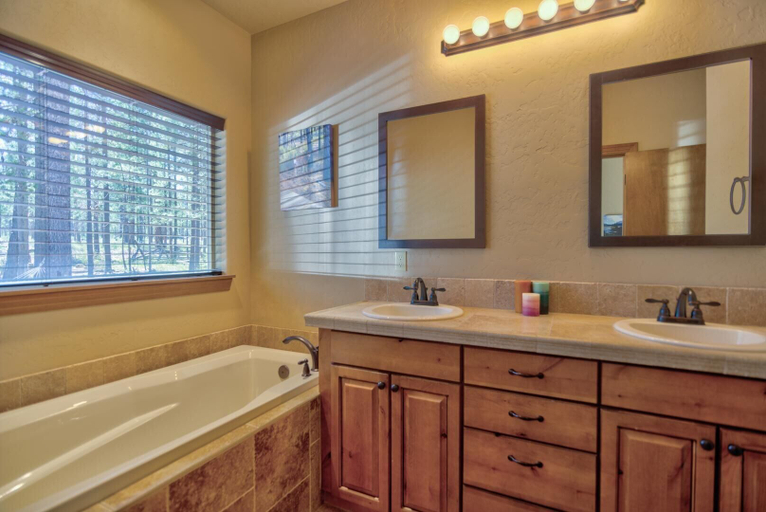 Bathroom 3, Jacinto Road 16831, Deschutes