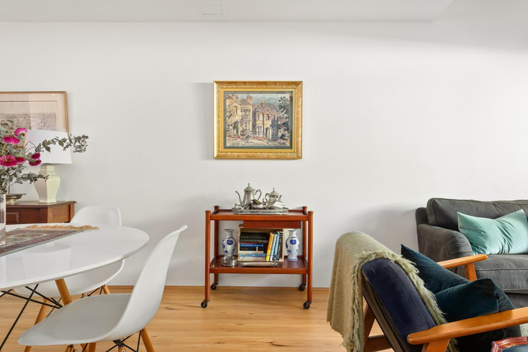 Others 5, Spacious 2-Bed Townhouse with a Lush Courtyard, Sydney