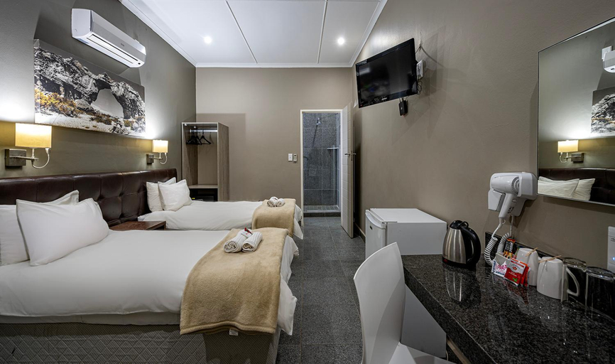 Bedroom 3, Calvinia Hotel, Namakwa