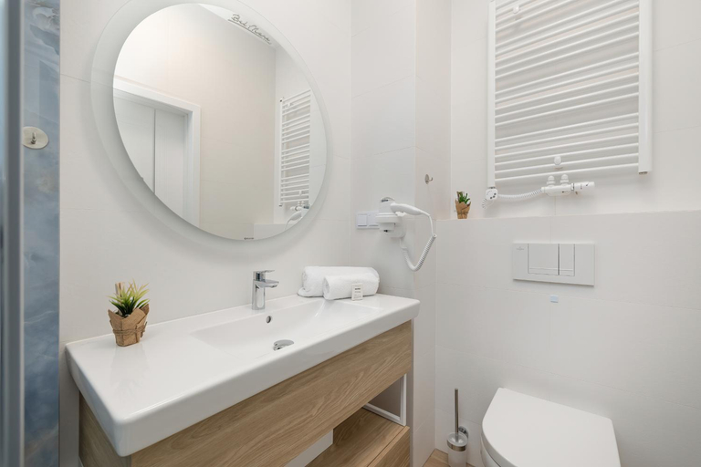 Bathroom 2, Sun & Beach Apartments Bel Mare with Parking by Noclegi Renters, Kamień
