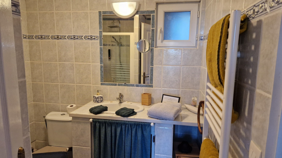 Bathroom 3, Le Mas Réolais, Gironde