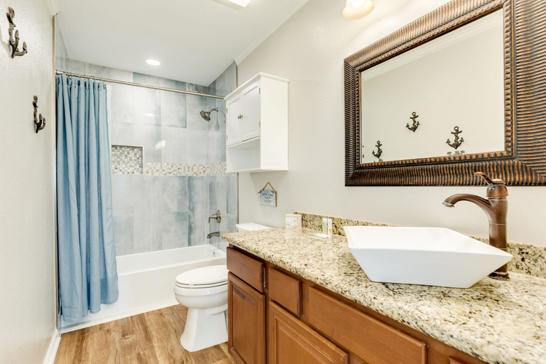 Room 2, Backyard Oasis Hot Tub and 2 Shaded Decks, Galveston