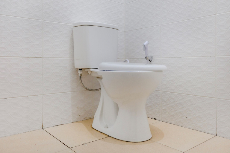 Bathroom 3, OYO 1342 Uniga Malang Family Residence, Malang