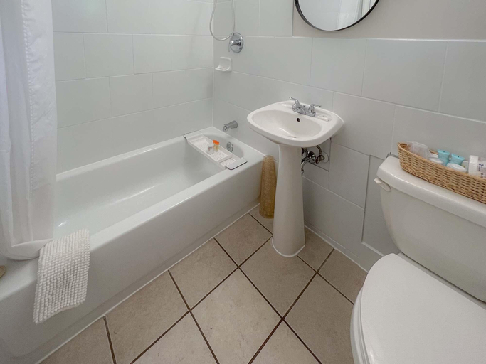 Bathroom 3, Barefoot Villas Room 2 Owl, Kootenay Boundary
