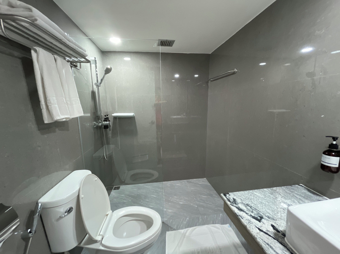 Bathroom 5, Dhevaraj Hotel, Muang Nan
