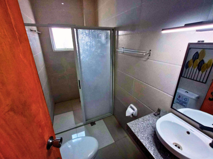Shower 2, ONYX B&B Bed and Breakfast, San Carlos City