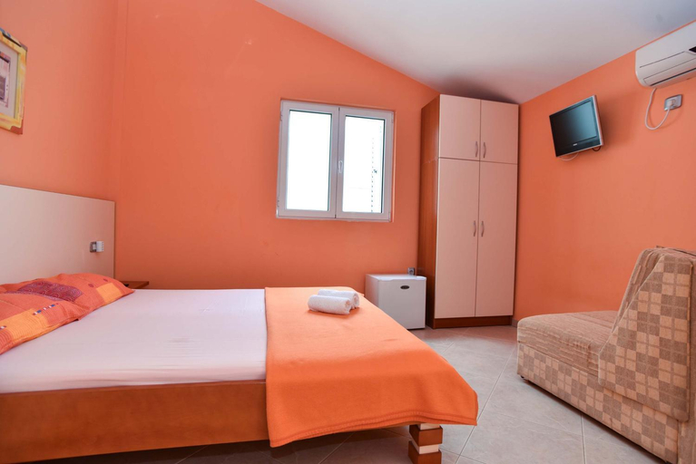 Others 4, Vila Hortenzija