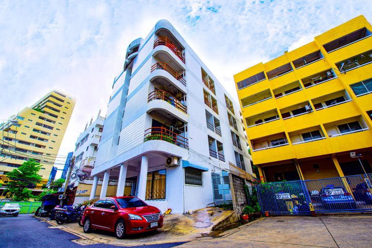Exterior view, BT Fifty, Khlong Toey