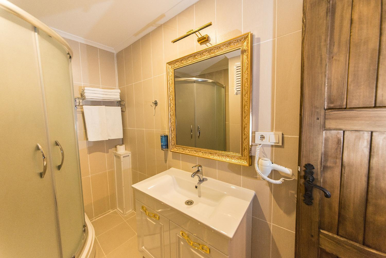 Bathroom 5, Edahan Hotel, Biga
