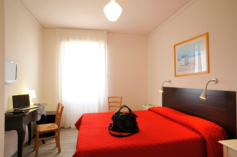 Bedroom 2, Hotel Tirreno, Savona