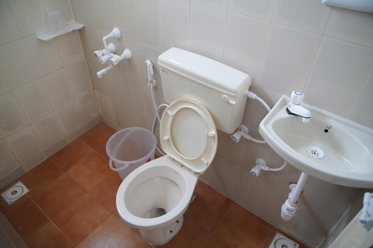 Bathroom, Hotel Le Hayat Residency, Kancheepuram