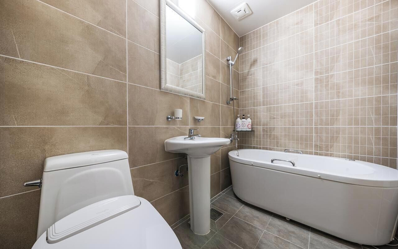 Bathroom 4, Rings Hotel, Gunsan
