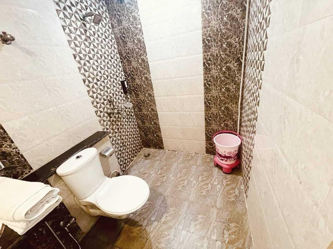 Bathroom, Hotel Alpine By The Golden Taj Group, Agra