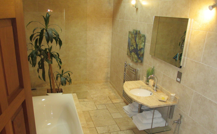 Bathroom, Coriander Cottages, Cornwall