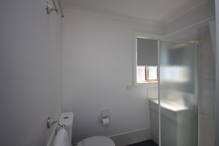 Bathroom 3, Costello Hotels - Moonta Bay Cabins, Copper Coast
