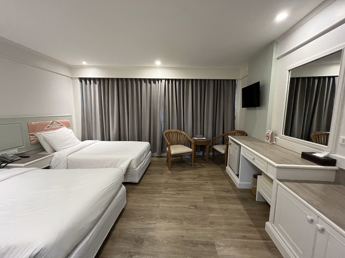 Bedroom 4, Dhevaraj Hotel, Muang Nan