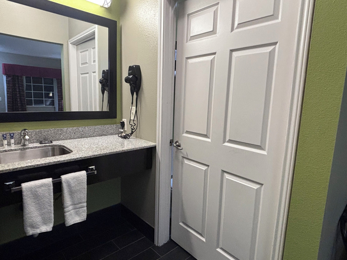 Bathroom 5, Rodeway Inn, Frio