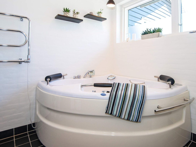 Bathroom 5, 6 Person Holiday Home in Logstor, Vesthimmerland