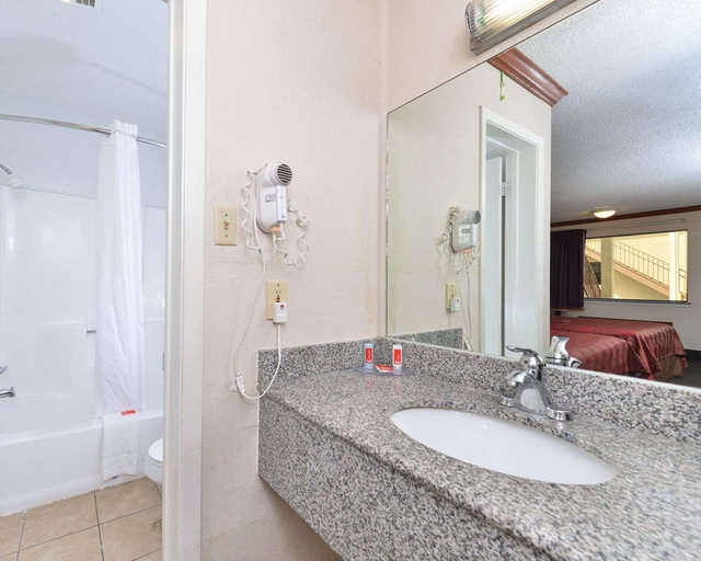 Bathroom 5, Econo Lodge Inn Killeen, Bell
