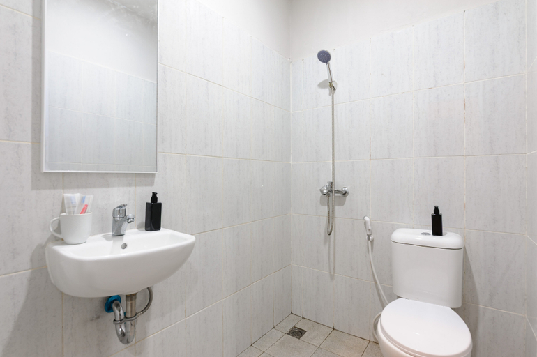 Bathroom 3, RedDoorz Plus near Kebun Raya Bogor, Bogor