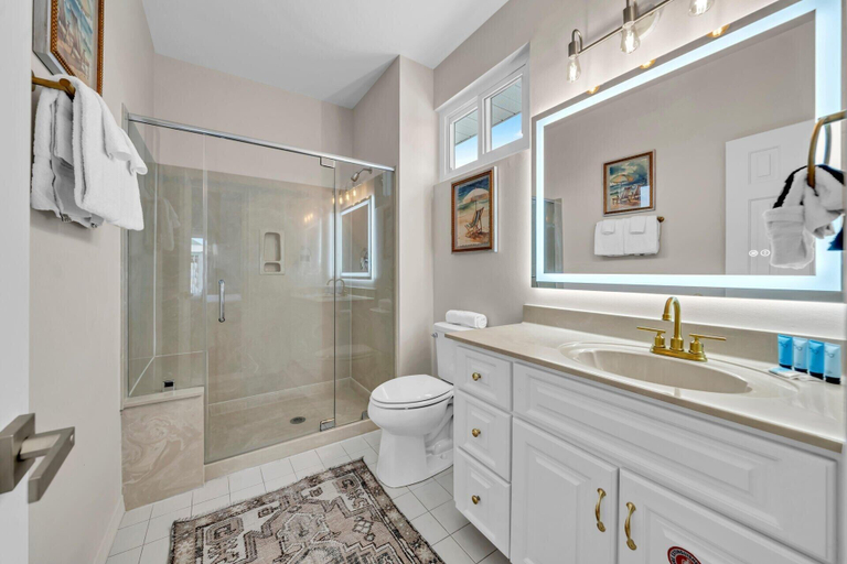 Bathroom 3, Cloud Nine, Walton