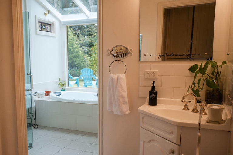 Bathroom 3, Azalea Cedar-Rose Villa, Barossa
