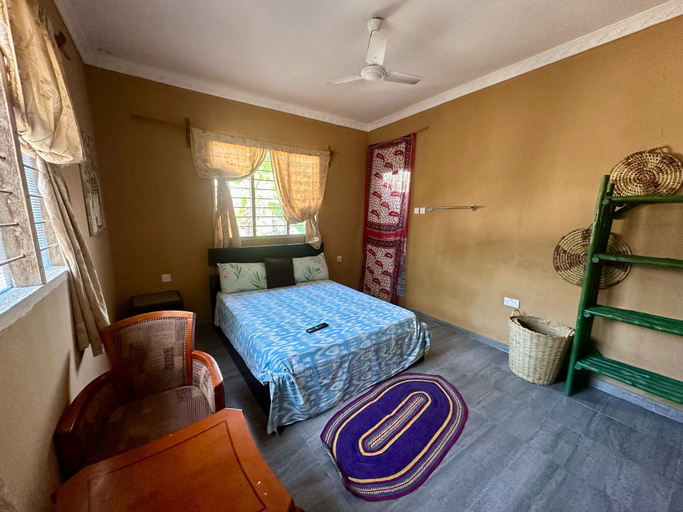 Bedroom 2, Mama's House, Magharibi