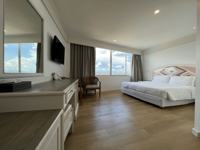 Bedroom 4, Dhevaraj Hotel, Muang Nan