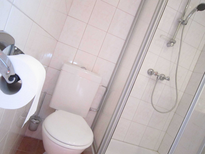 Bathroom 3, Luxurious Countryside Holiday Home With Garden, Liège