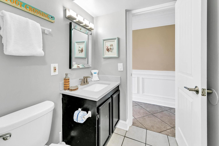 Bathroom 3, The Summit 1323, Bay