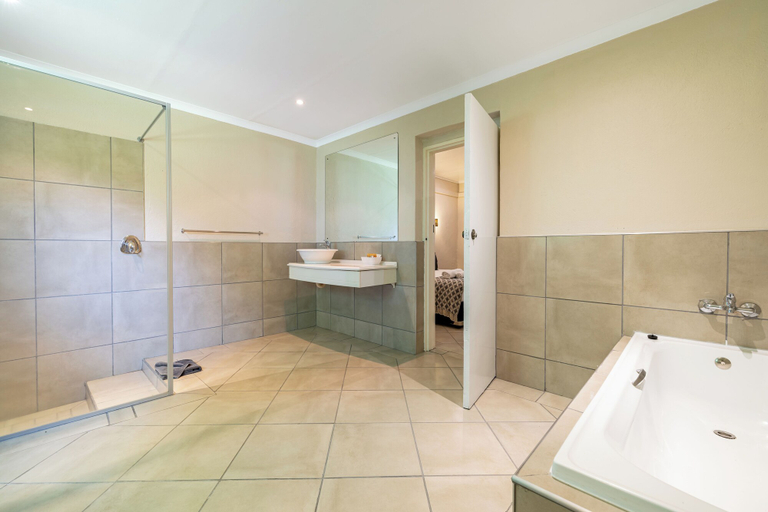 Bathroom 5, Hotel Numbi and Garden Suites, Ehlanzeni