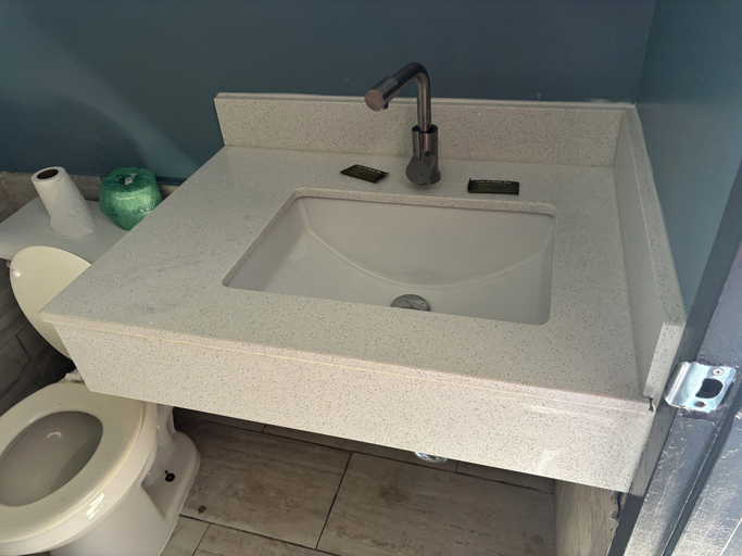 Bathroom 5, Budget Inn Express, Richmond