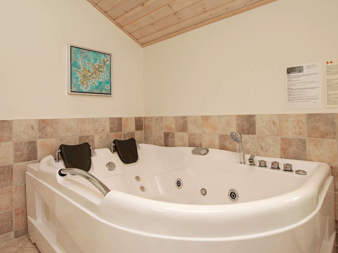 Bathroom 3, 5 Star Holiday Home in Jerup, Frederikshavn