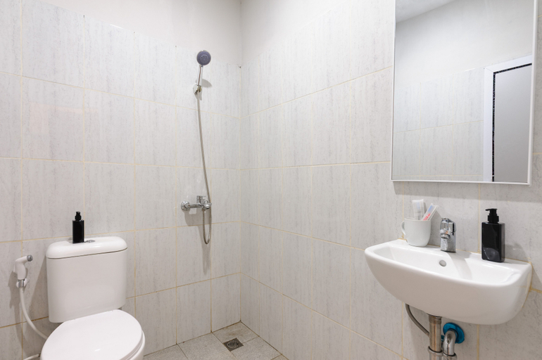 Bathroom, RedDoorz Plus near Kebun Raya Bogor, Bogor