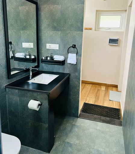 Bathroom, Heaven's Ledge, Salem