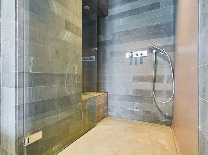 Bathroom 4, Amazing Skyline Views 3BR Duplex, Manchester