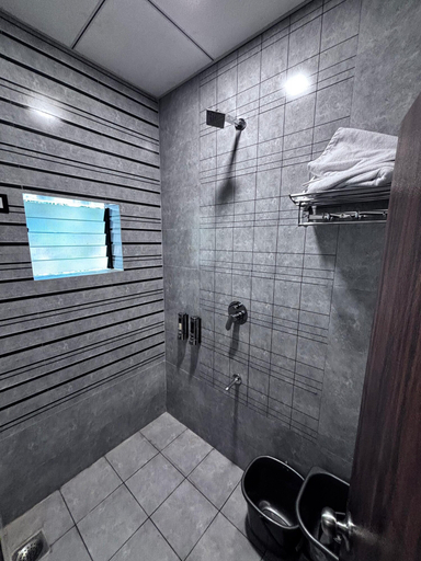 Bathroom 4, Unique Resort And Restaurant, Porbandar