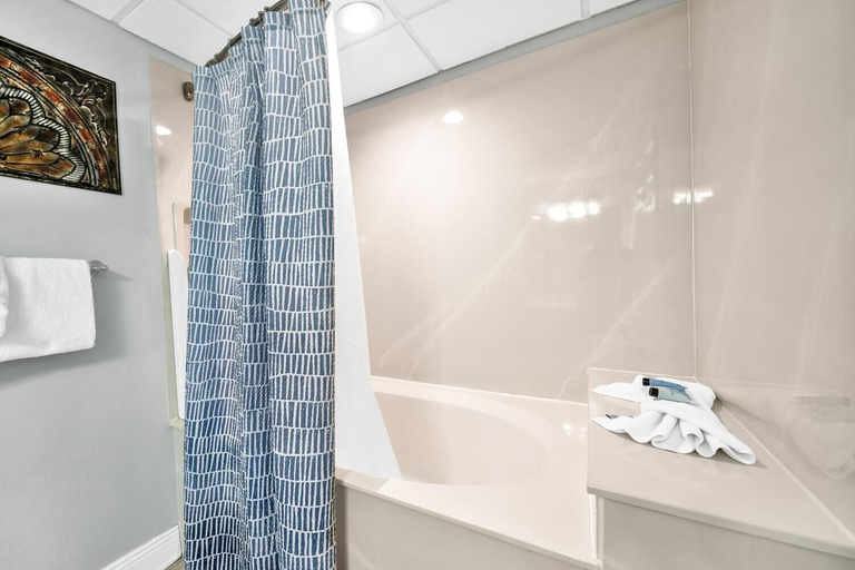 Bathroom 4, Emerald Beach 1033, Bay