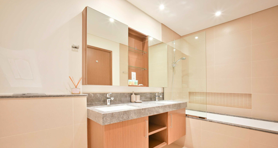 Bathroom 4, LUX 52 42 Deluxe Marina view suite, Dubai