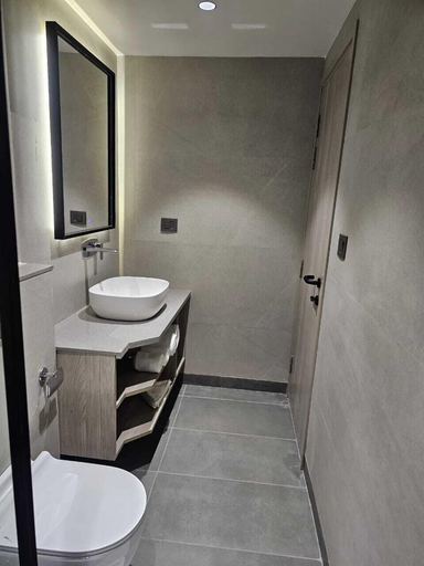 Bathroom 5, Crystal Inn, Agra